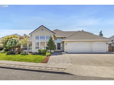 Home at 1947 NE 21st Ave, Canby, OR 97013