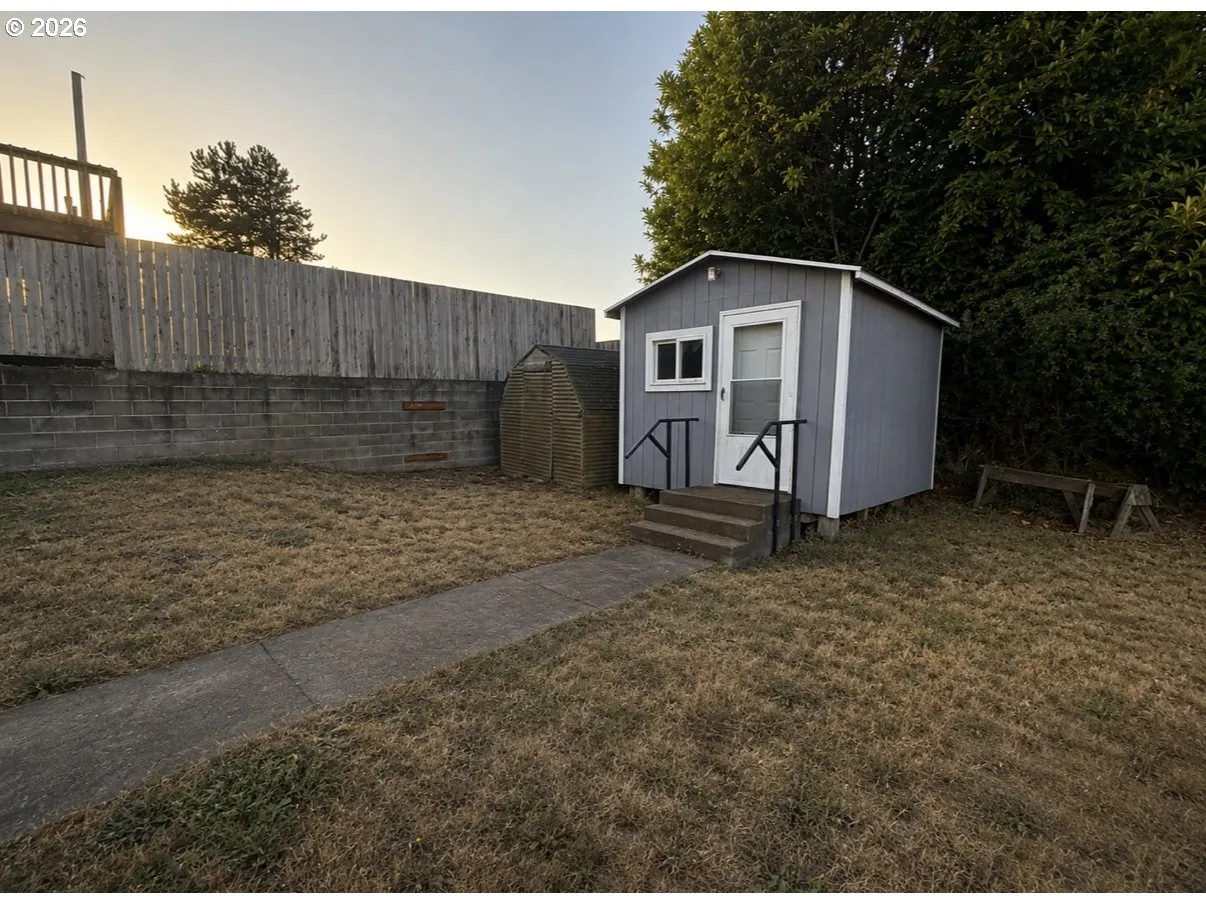 2280 Connecticut Ave, North Bend, OR 97459 — photograph 7