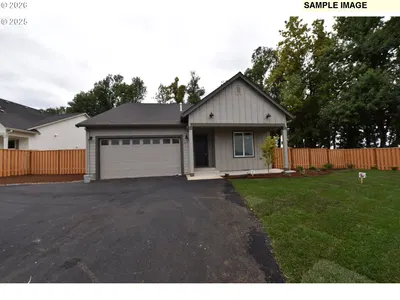 Home at 911 Oakleaf Way, Silverton, OR 97381
