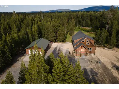 Home at 124323 Teatable Ct, Crescent Lake, OR 97733