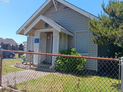 Home at 213 NW Cliff St NW, Newport, OR 97365