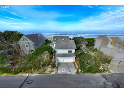 Home at 88830 Shoreline Dr, Florence, OR 97439
