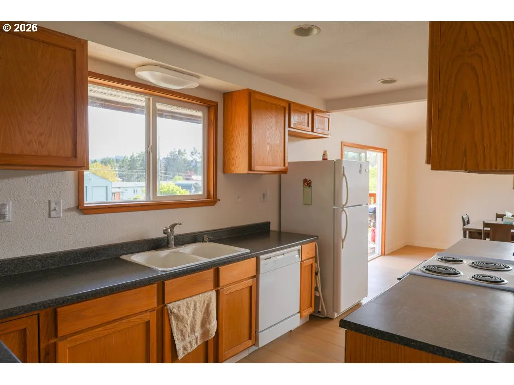 610 Tiara St, Lakeside, OR 97449 — photograph 10