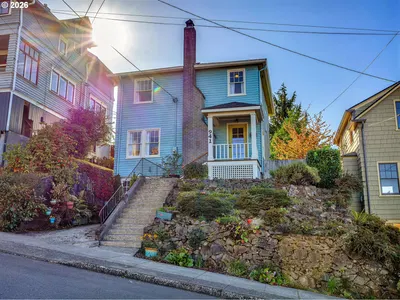Home at 941 16th St, Astoria, OR 97103 (Pending)