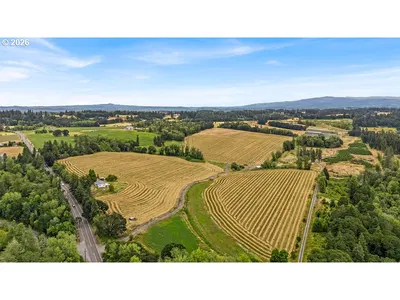 Home at 32998 S Highway 213, Molalla, OR 97038