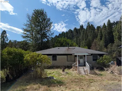 Home at 76526 W 2nd St, Oakridge, OR 97463