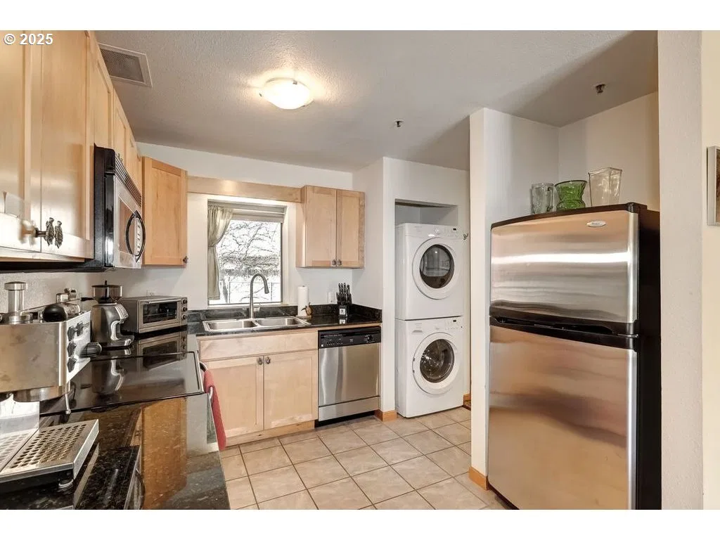 1040 NW Naito Pkwy O-9, Portland, OR 97209 — photograph 10