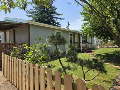 Home at 2110 NE Willamette Ave, Albany, OR 97321 (Pending)