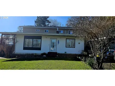 Home at 1852 NW Dogwood St, Roseburg, OR 97471
