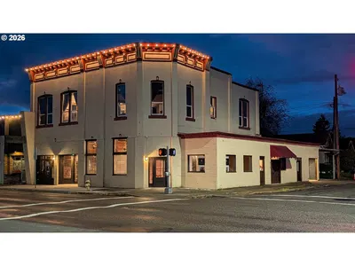 Home at 811 E 1st St, Newberg, OR 97132