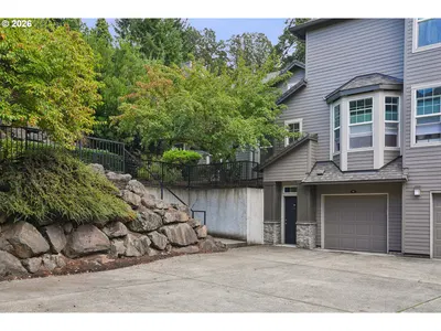 Condominium at 810 Springtree Ln, West Linn, OR 97068