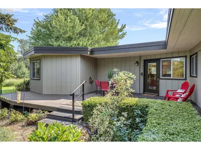 Home at 1041 Cannon Dr, Hood River, OR 97031