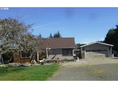 Home at 1736 N Elm St, Coquille, OR 97423