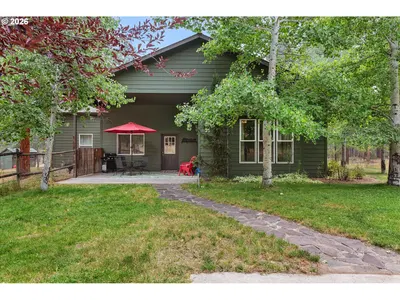 Home at 15365 Pine Creek Ln, Baker City, OR 97814