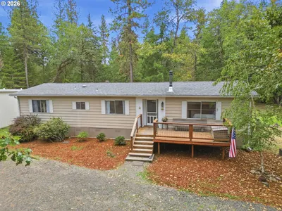 Home at 25780 Vera Ln, Veneta, OR 97487 (Pending)