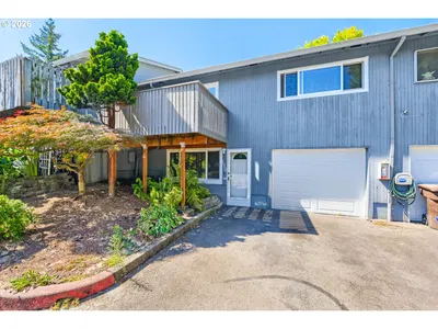 Condominium at 170 NE Kane Dr, Gresham, OR 97030