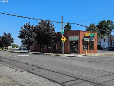 Home at 305 Smith St, Harrisburg, OR 97446