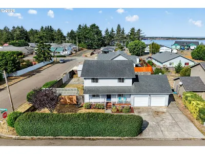 Home at 1300 Sanford St, Coos Bay, OR 97420