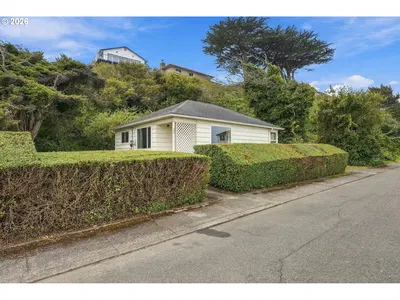 Home at 325 1st St SW, Bandon, OR 97411 (Pending)