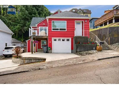 Home at 333 Commercial St, Astoria, OR 97103 (Pending)