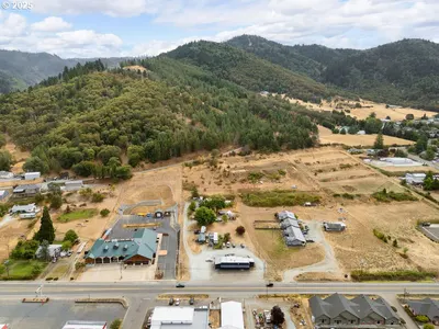 Home at 172 S Old Pacific, Myrtle Creek, OR 97457