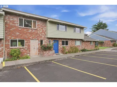 Condominium at 1304 NE Hogan Dr, Gresham, OR 97030