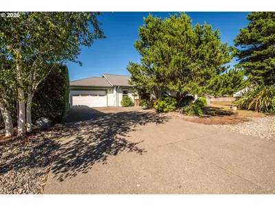 Home at 277 10th St SE, Bandon, OR 97411
