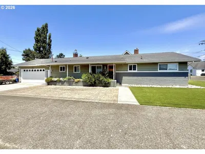 Home at 1614 5th St, Tillamook, OR 97141 (Pending)