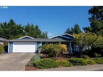 Home at 512 Robin Ln, Florence, OR 97439