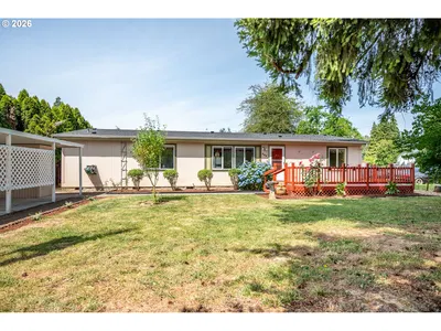 Home at 827 NE Woodard Ave, Castle Rock, Wa 98611 (Pending)