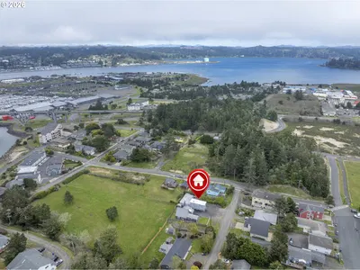 Home at 220 SW 29th St, Newport, OR 97365