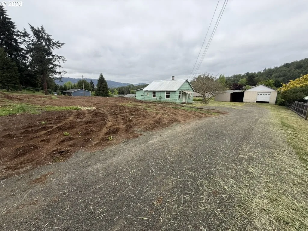 1420 NW Grove St, Roseburg, OR 97471 — photograph 6