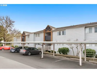 Condominium at 10660 SW Davies Rd 40, Beaverton, OR 97008 (Pending)