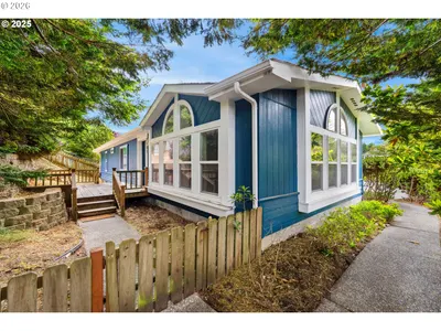 Home at 2501 Creekside Ln, North Bend, OR 97459