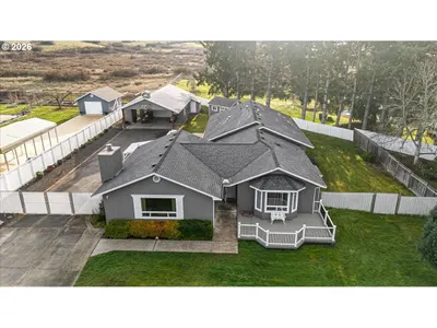 Home at 369 Upper Camp Loop Rd, Roseburg, OR 97470