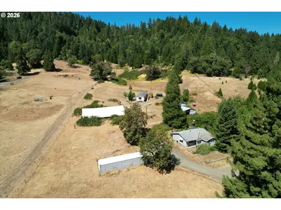 Home at 100 Opossum Ln, Myrtle Creek, OR 97457