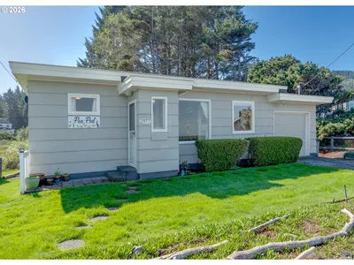 Home at 2977 Sunset Blvd, Seaside, OR 97138