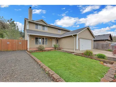 Home at 279 S 71st St, Springfield, OR 97478