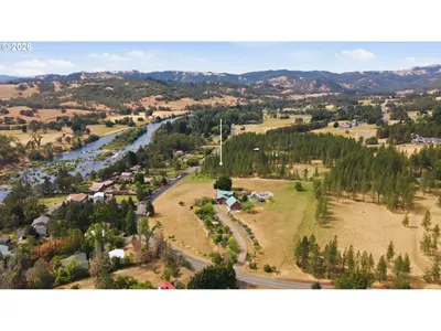 Home at 441 Echo Dr, Roseburg, OR 97470
