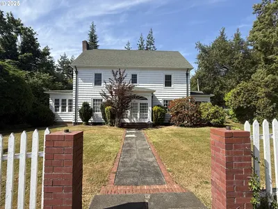 Home at 880 E 2nd St, Coquille, OR 97423