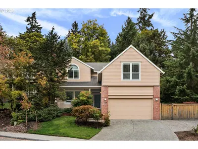 Home at 3220 SW Luradel St, Portland, OR 97219